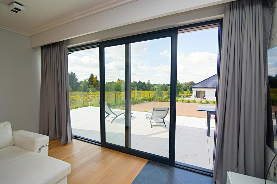 Ile kosztuje okno tarasowe: przewodnik po cenach i opcjach